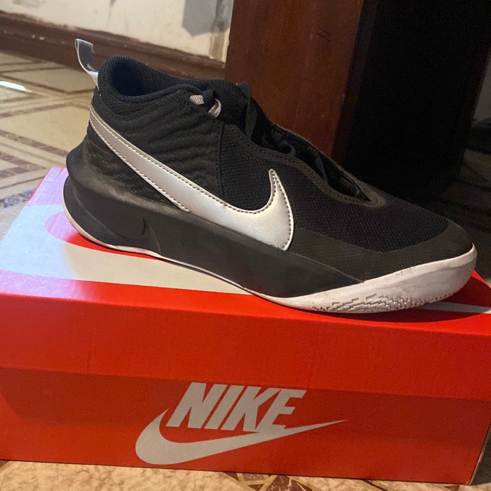 Nike Boys' Team Hustle D 10 Basketball Shoes